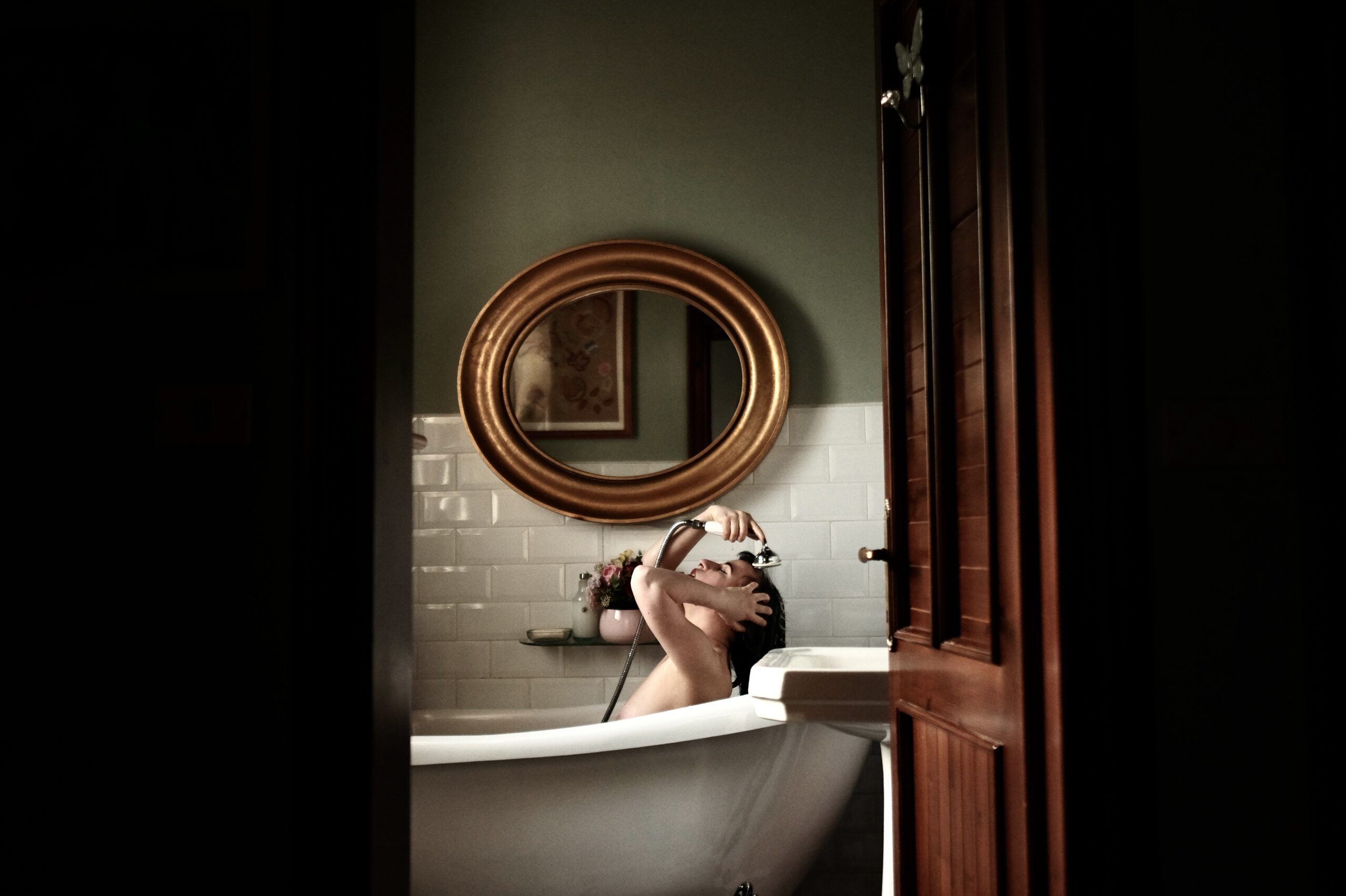elettra arazatah in bathtub
