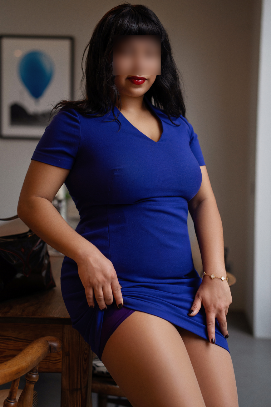 Tulsi Tamora is an Indian mistress in London